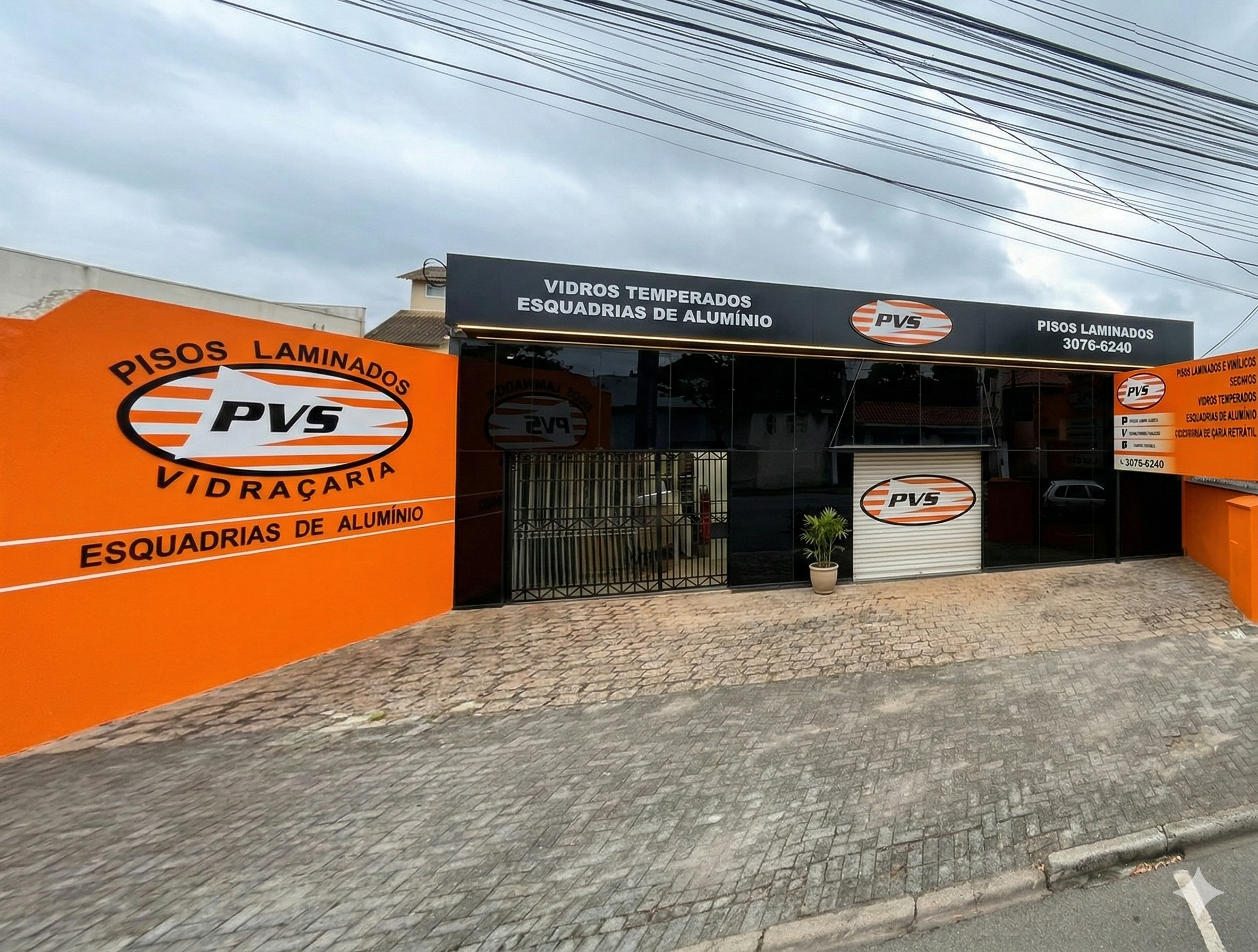 Fachada da PVS Decore — loja de pisos laminados e vinílicos em São José dos Pinhais com vidraçaria e esquadrias de alumínio